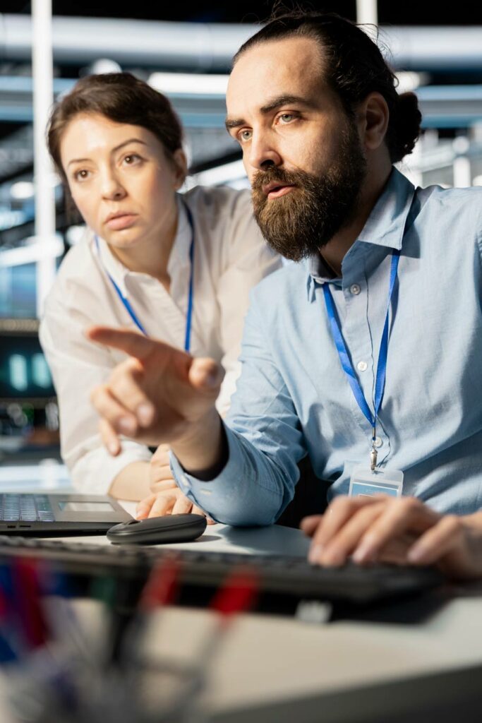 Equipo de trabajo revisando documentación en una oficina moderna.