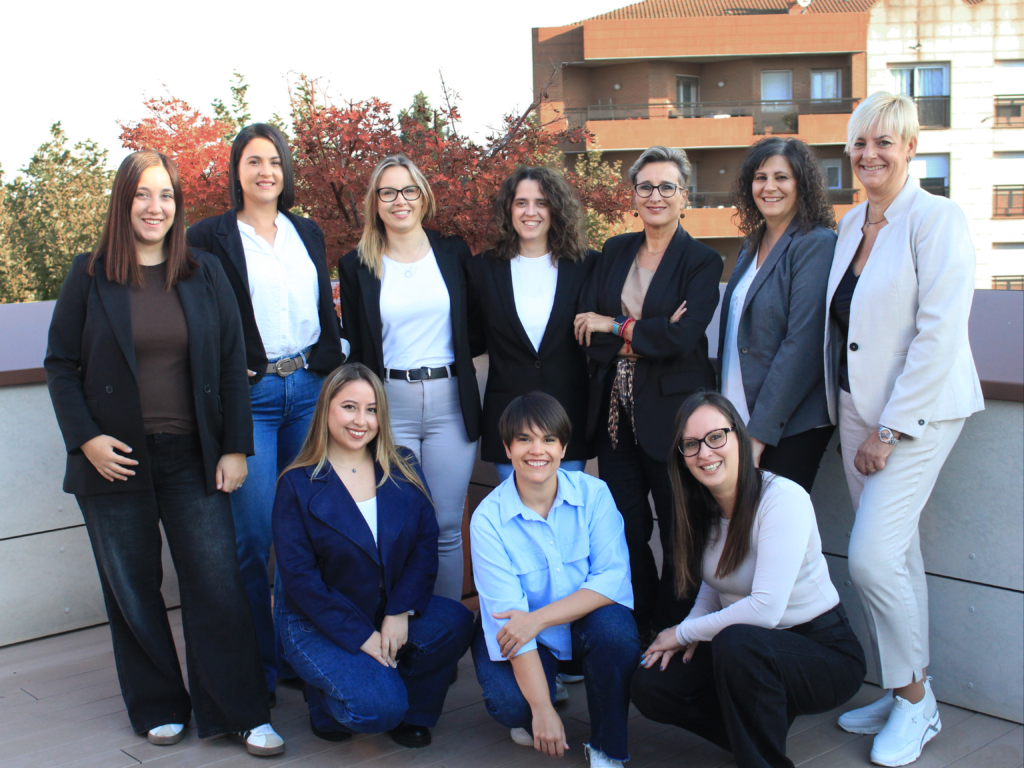 Equip femení de Previntegral en un entorn professional a l’aire lliure, format per expertes en prevenció de riscos laborals, salut i formació per a empreses.