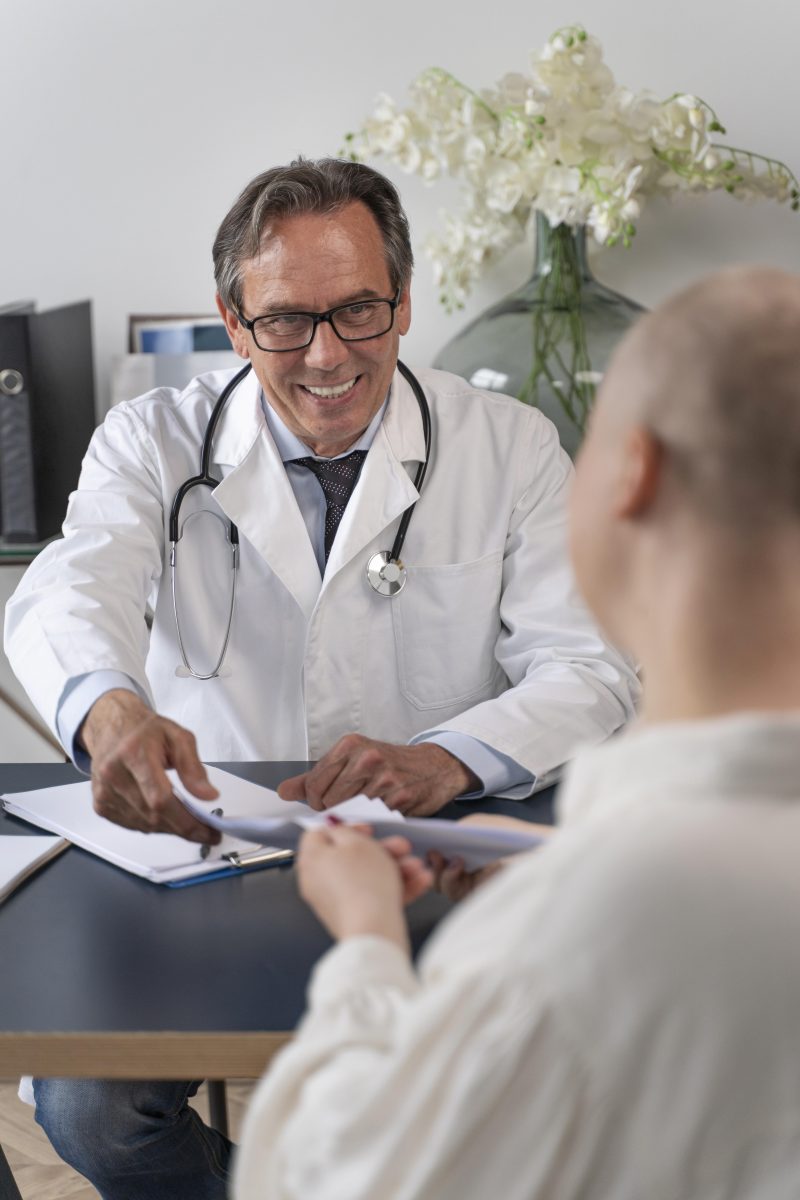 mujer-que-sufre-de-cancer-de-mama-hablando-con-su-medico
